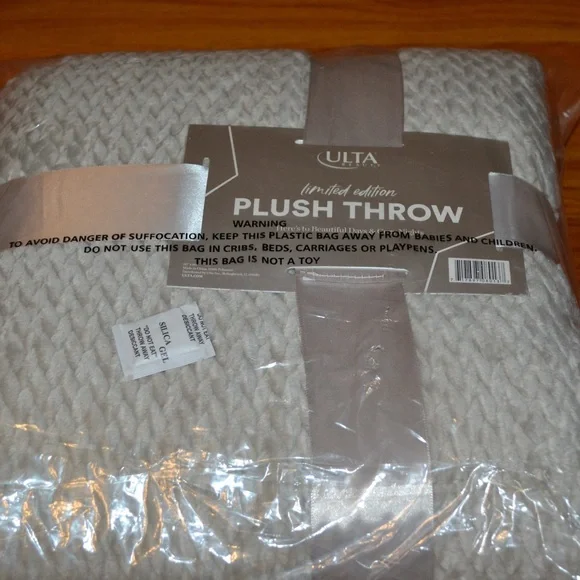 Ulta Beauty gray plush cozy blanket - NWT - Picture 8 of 9